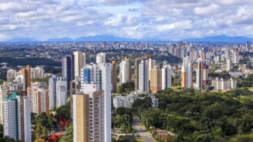 Uma paisagem urbana ao ar livre com destaque para a arquitetura de edifícios em um cenário de cidade.